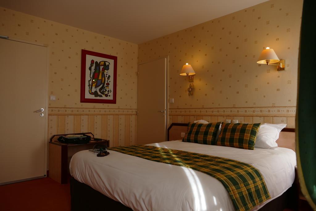 Logis Hotels Le Champalud Restaurant La Citadelle Oree-d'Anjou Номер фото