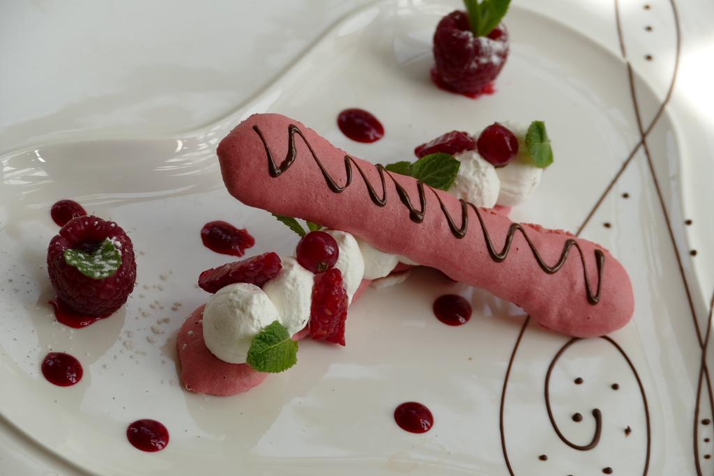 Logis Hotels Le Champalud Restaurant La Citadelle Oree-d'Anjou Экстерьер фото